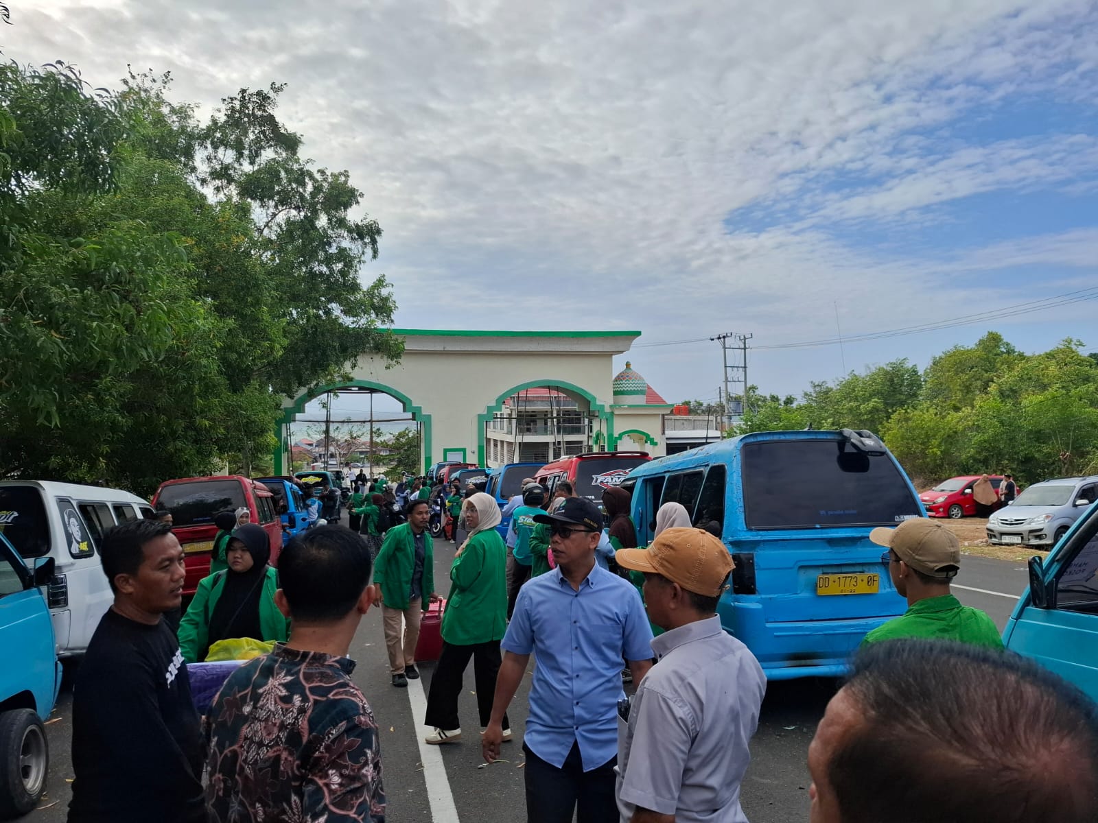Pelepasan Mahasiswa KKN Kolaboratif Di Pelataran Parkir 